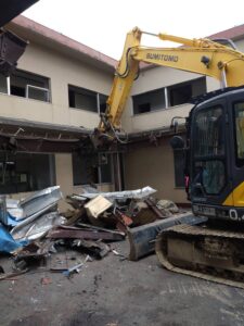 関市内　鉄筋ｺﾝｸﾘｰﾄ造　２F解体工事始まりました